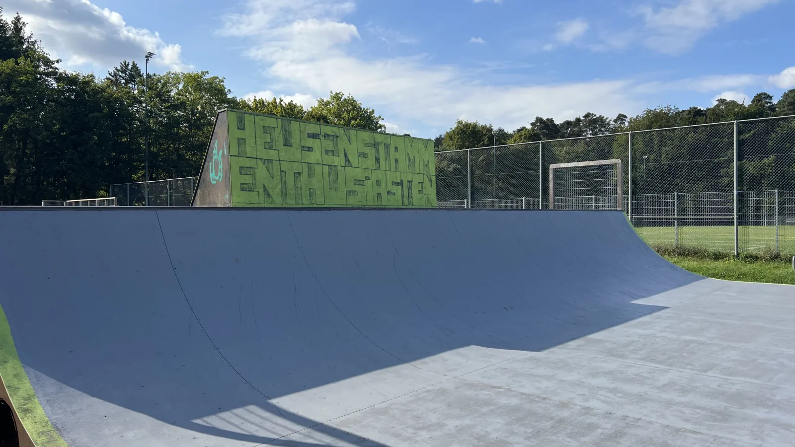 Die Miniramp mit dem Schriftzug Heusenstamm Enthusiasten