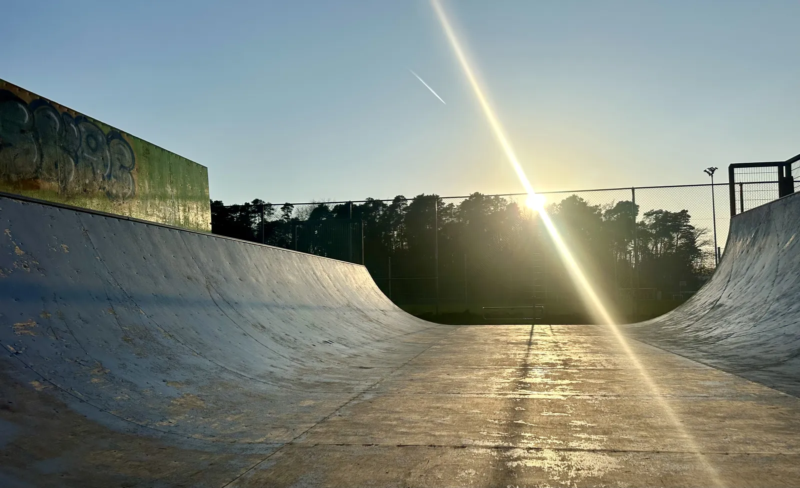 Die Miniramp im Skatepark Heusenstamm im Gegenlicht der Abendsonne